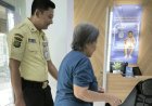 Satpam BRI Kanca Kalideres Antusias Bantu Nasabah Bertransaksi