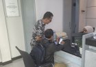 Pekerja BRI KK Unit Kanca Ciputat Sigap Bantu Nasabah Gunakan Aplikasi BRImo